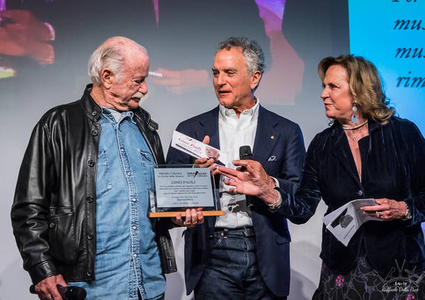 Marco Vittorelli premia Gino Paoli
